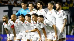 Jogadores do Santos posam para foto antes na partida contra Sao Paulo no estadio Vila Belmiro pelo campeonato Brasileiro A 2026. Foto: Mauricio De Souza/AGIF