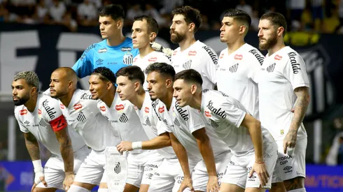 Jogadores do Santos posam para foto antes na partida contra Sao Paulo no estadio Vila Belmiro pelo campeonato Brasileiro A 2026. Foto: Mauricio De Souza/AGIF
