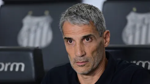 SP – SANTOS – 15/02/2026 – PAULISTA 2026, SANTOS X VELO CLUBE – Juan P. Vojvoda tecnico do Santos durante partida contra o Velo Clube no estadio Vila Belmiro pelo campeonato Paulista 2026. Foto: Jota Erre/AGIF