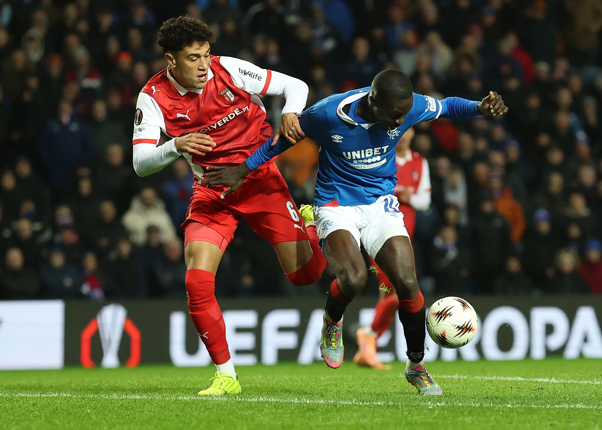 Vitor Carvalho, do Braga, disputa a bola com Mohamed Diomande, do Rangers, durante a partida da fase de grupos da UEFA Europa League (Photo by Ian MacNicol/Getty Images)