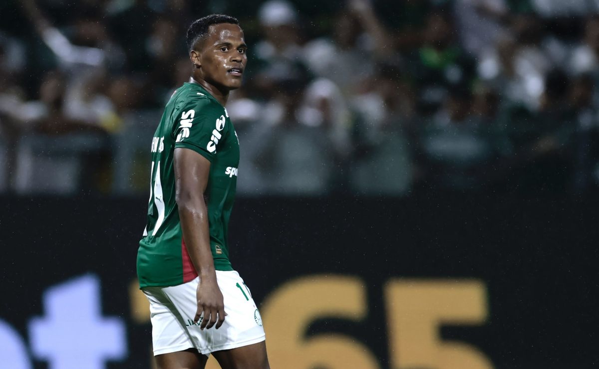 Jhon Arias estreia bem pelo Palmeiras, sofre pênalti e anima torcida alviverde