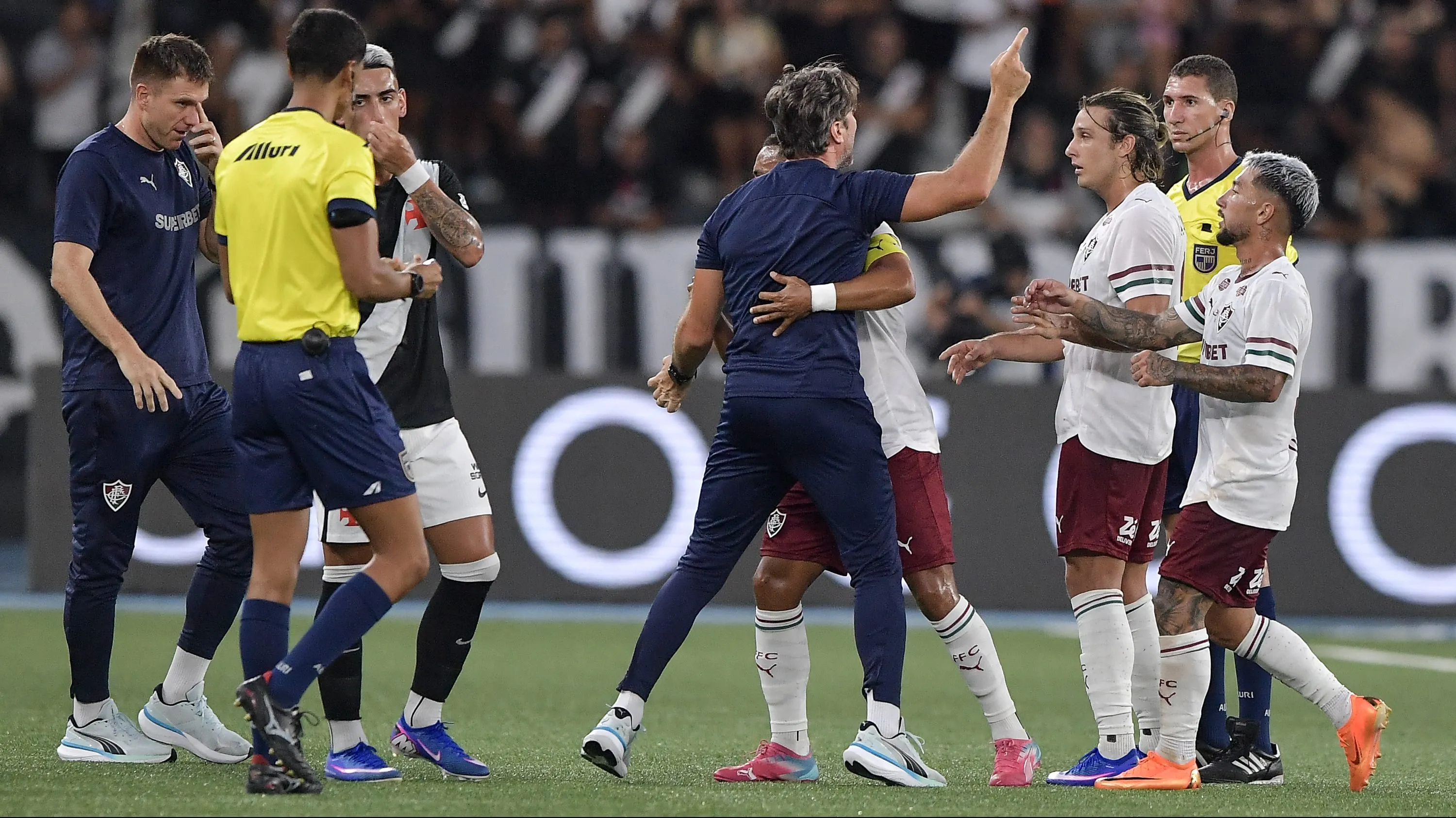 Luis Zubeldia tecnico do Fluminense recebe cartao vermelho do arbitro durante partida contra o Vasco no estadio Engenhao pelo campeonato Carioca 2026. Foto: Thiago Ribeiro/AGIF