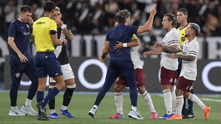 RJ - RIO DE JANEIRO - 22/02/2026 - CARIOCA 2026, VASCO X FLUMINENSE - Luis Zubeldia tecnico do Fluminense recebe cartao vermelho do arbitro durante partida contra o Vasco no estadio Engenhao pelo campeonato Carioca 2026. Foto: Thiago Ribeiro/AGIF