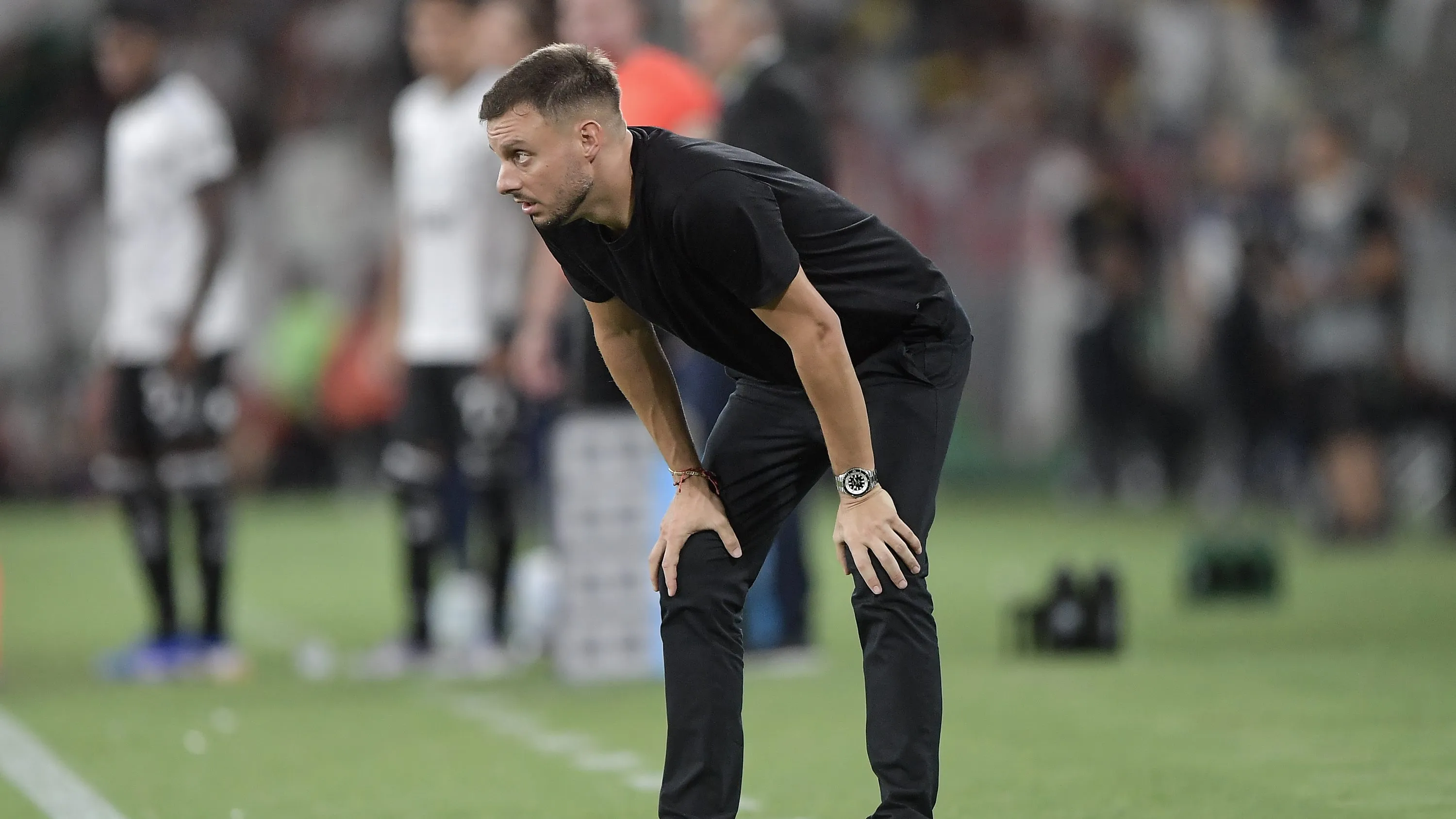 Martin Anselmi tecnico do Botafogo durante partida contra o Fluminense no estadio Maracana pelo campeonato Brasileiro A 2026. Foto: Thiago Ribeiro/AGIF