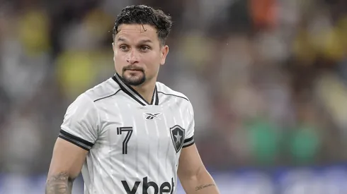 Artur jogador do Botafogo durante partida contra o Fluminense no estadio Maracana pelo campeonato Brasileiro A 2026. Foto: Thiago Ribeiro/AGIF