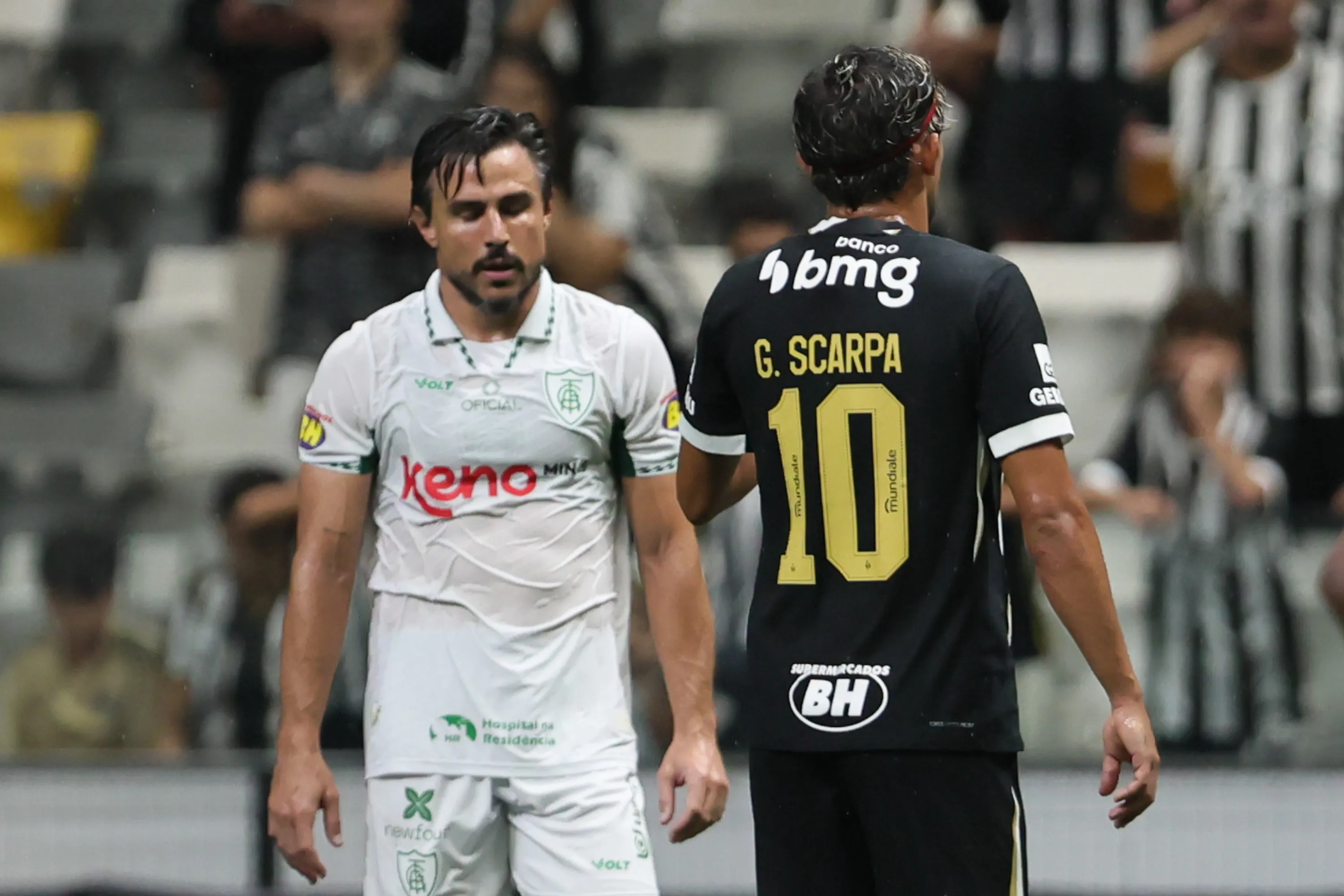 Reencontro entre Scarpa e Willian Bigode chama atenção em Galo x Coelho. Foto: Gilson Lobo/AGIF