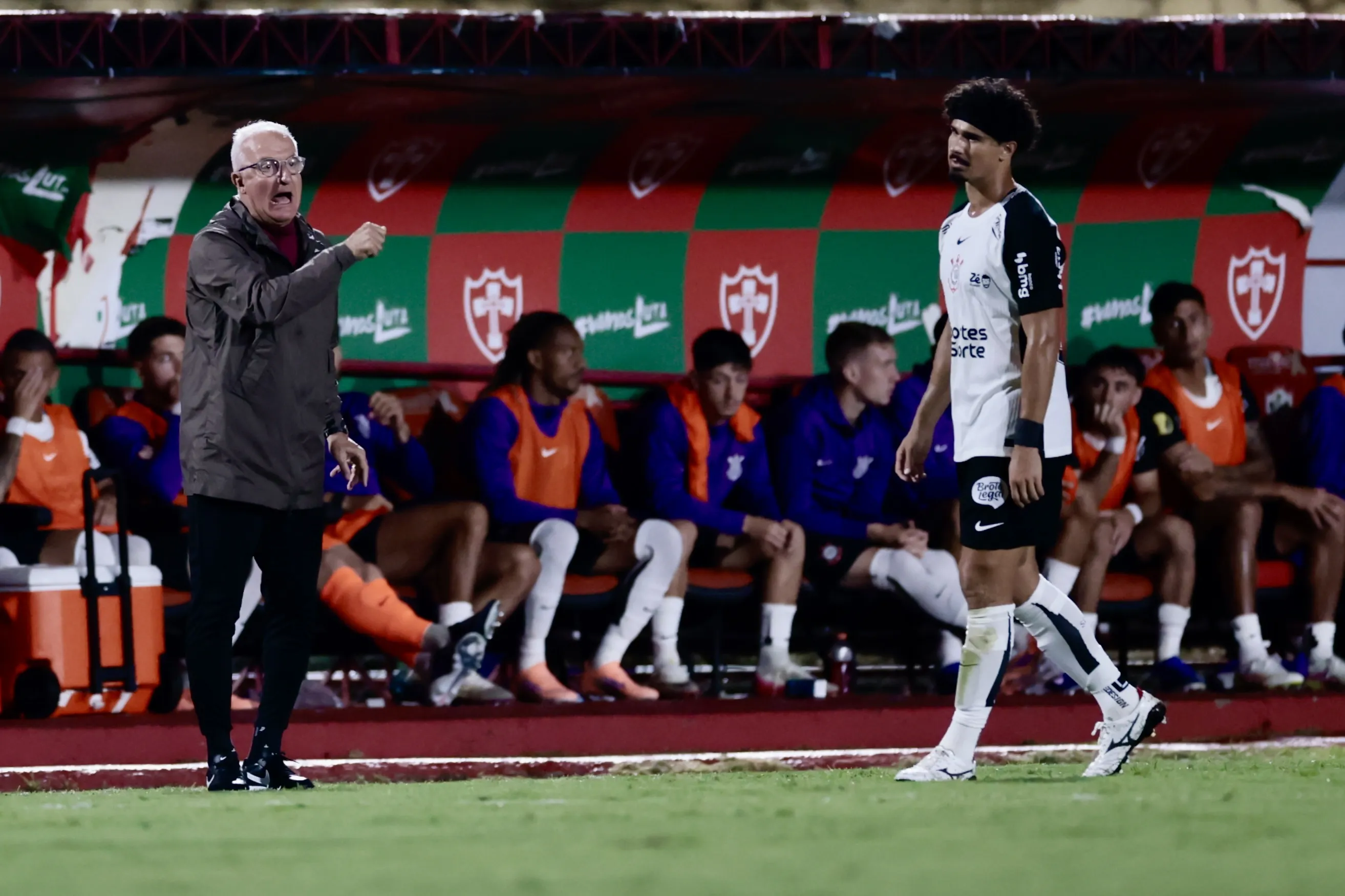 Dorival Jr. tecnico do Corinthians durante partida contra o Portuguesa Paulista no estadio Caninde pelo campeonato Paulista 2026. Foto: Marcello Zambrana/AGIF