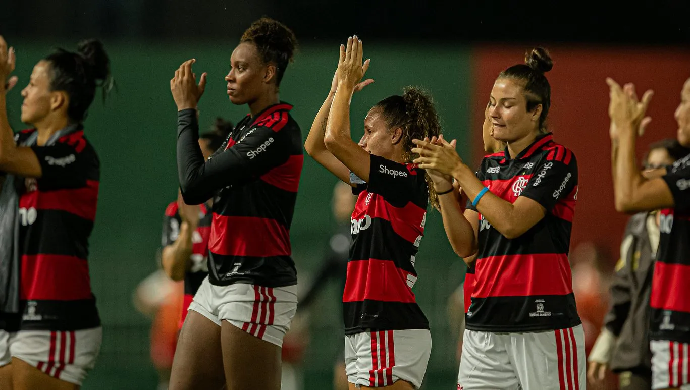 Jogadoras do Flamengo em campo pelo Brasileiro Feminino