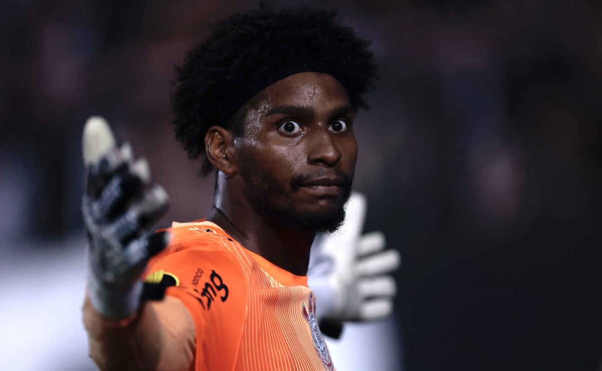 Hugo Souza é vítima de ofensas com conotação racista após classificação do Corinthians diante da Portuguesa