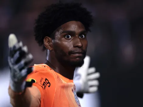 Hugo Souza é alvo de ofensas racistas após classificação do Corinthians