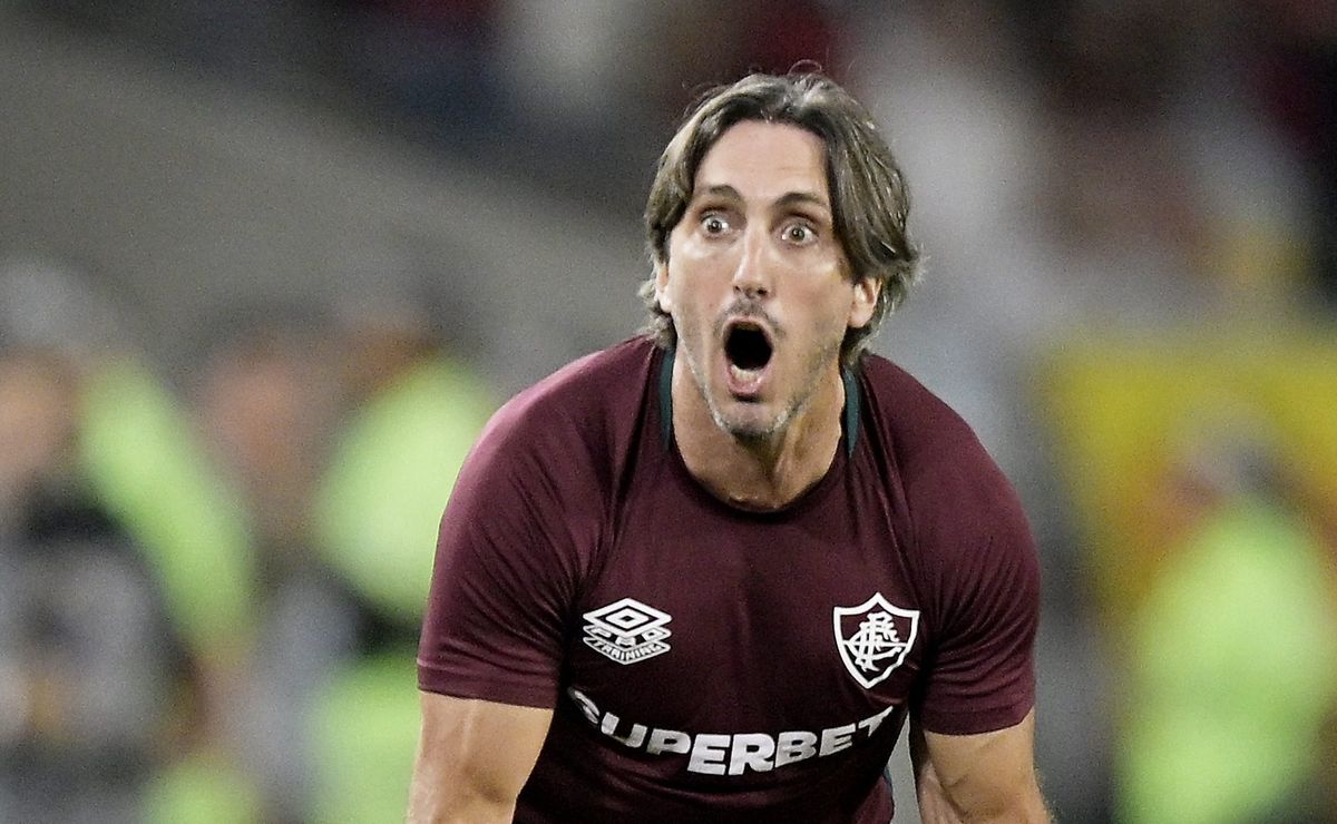 Auxiliar do Fluminense critica arbitragem após expulsão de Zubeldía: “Critério não foi justo”