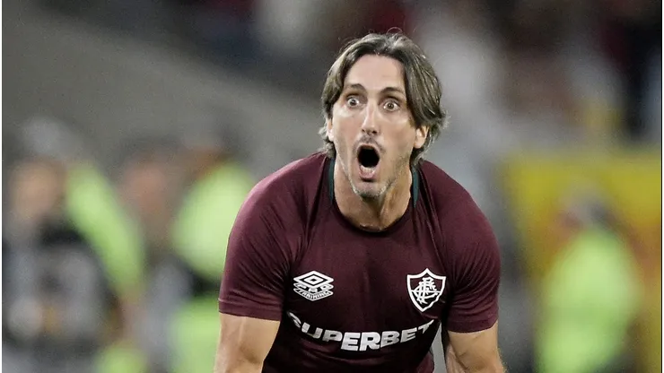 Luis Zubeldia tecnico do Fluminense vibra com a torcida durante partida contra o Flamengo no estadio Maracana pelo campeonato Brasileiro A 2025.