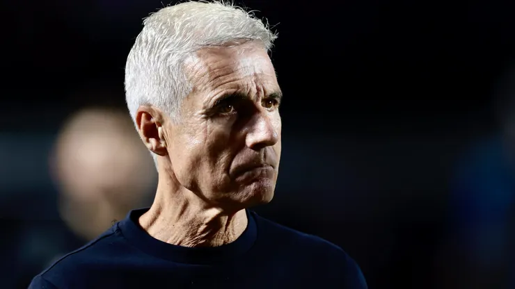 Luís Castro foi indagado sobre favoritismo do Grêmio apontado por Pezzolano - Foto: Marcello Zambrana/AGIF