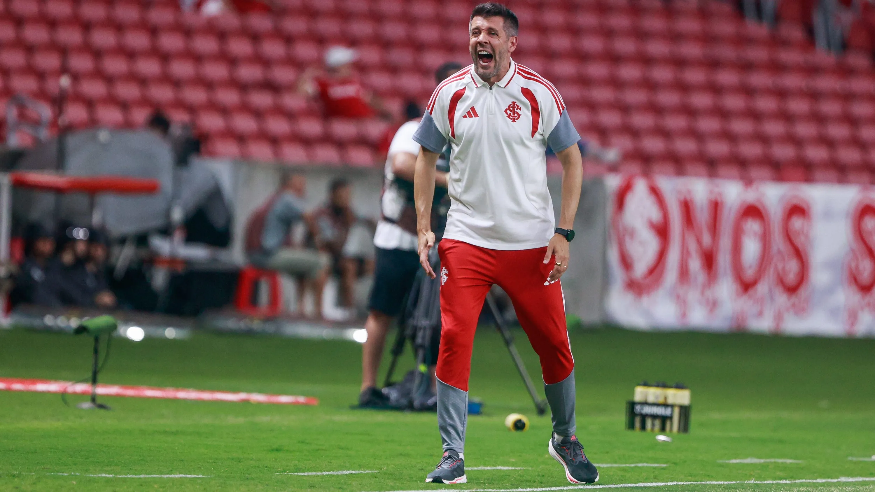 Pezzolano em ação, comandando o Colorado – Foto: Luiz Erbes/AGIF