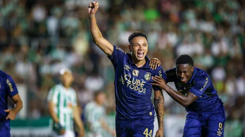 Viery comemora o gol de empate do Grêmio que levou a decisão para os pênaltis