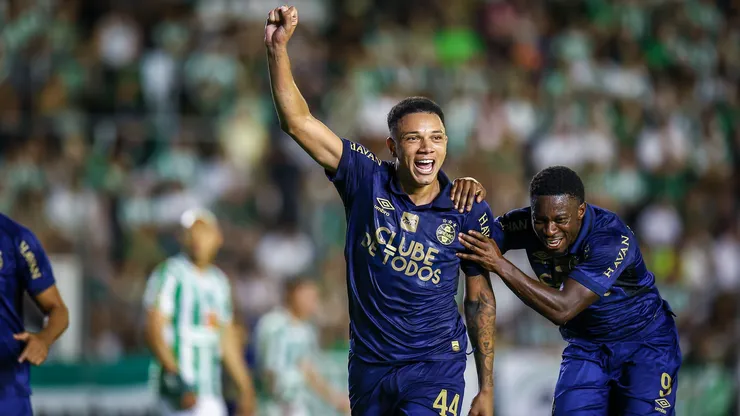 Viery comemora o gol de empate do Grêmio que levou a decisão para os pênaltis