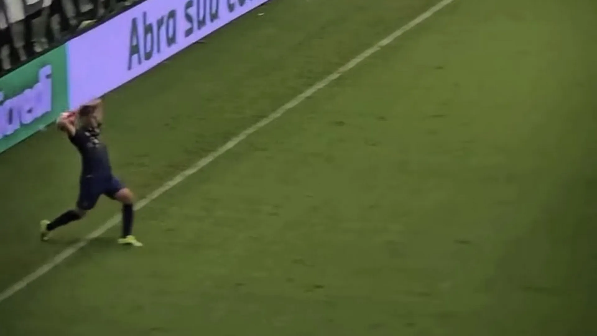 Pé esquerdo de Pavón invade o campo durante arremesso que originou o gol gremista – Foto: Reprodução/Premiere