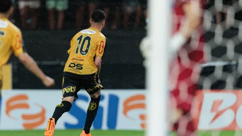 Rômulo comemora gol que abriu placar na vitória do Novorizontino sobre o Santos no último domingo (22)