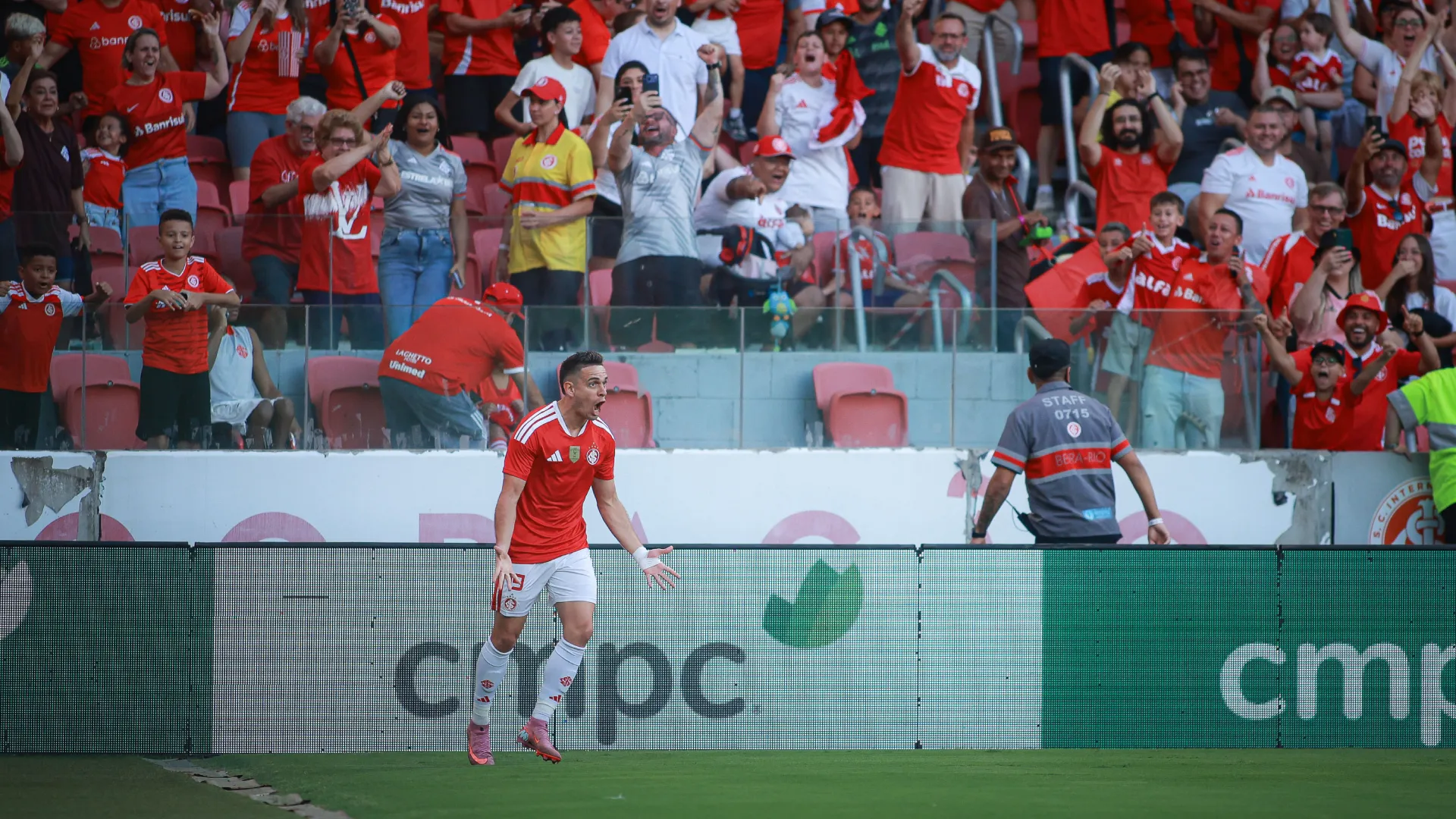 Rafael Borré comemorando após marcar no Beira-Rio – Foto: Maxi Franzoi/AGIF