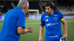 RJ - RIO DE JANEIRO - 29/01/2026 - BRASILEIRO A 2026, BOTAFOGO X CRUZEIRO - Lucas Silva jogador do Cruzeiro e Tite tecnico da sua equipe durante partida contra o Botafogo no estadio Engenhao pelo campeonato Brasileiro A 2026. Foto: Jorge Rodrigues/AGIF