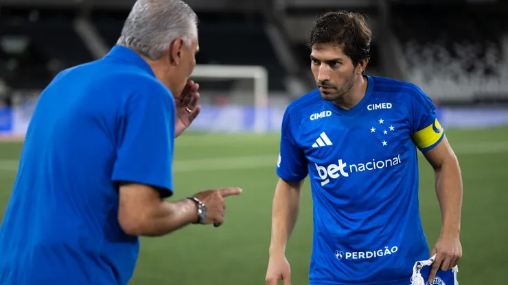 RJ - RIO DE JANEIRO - 29/01/2026 - BRASILEIRO A 2026, BOTAFOGO X CRUZEIRO - Lucas Silva jogador do Cruzeiro e Tite tecnico da sua equipe durante partida contra o Botafogo no estadio Engenhao pelo campeonato Brasileiro A 2026. Foto: Jorge Rodrigues/AGIF