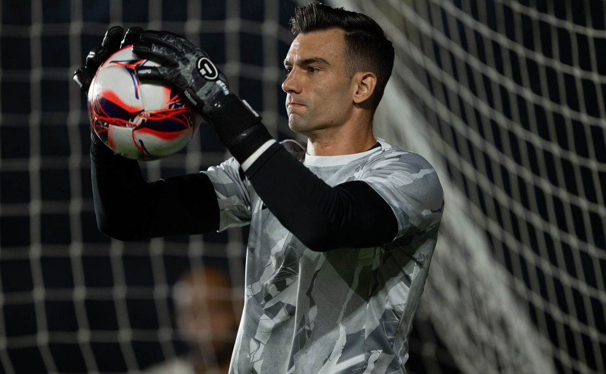 Léo Jardim pede apoio da torcida do Vasco após derrota no clássico: “Está tudo em aberto ainda”