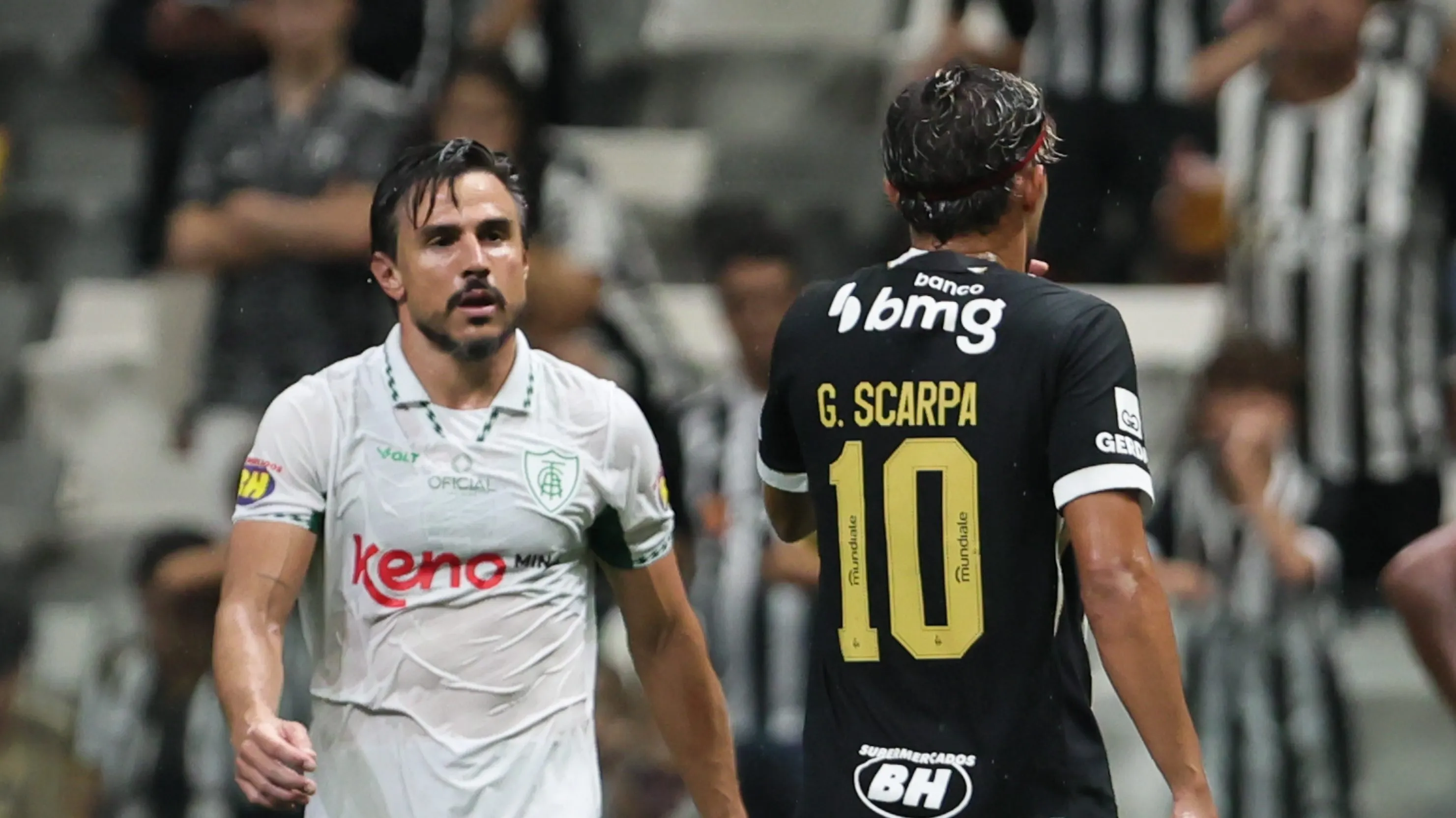 Scarpa e Willian Bigode em Atlético x América. Foto: Gilson Lobo/AGIF