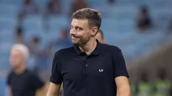 Martin Anselmi, técnico do Botafogo durante partida contra o Gremio no estadio Arena do Gremio pelo campeonato Brasileiro A 2026.