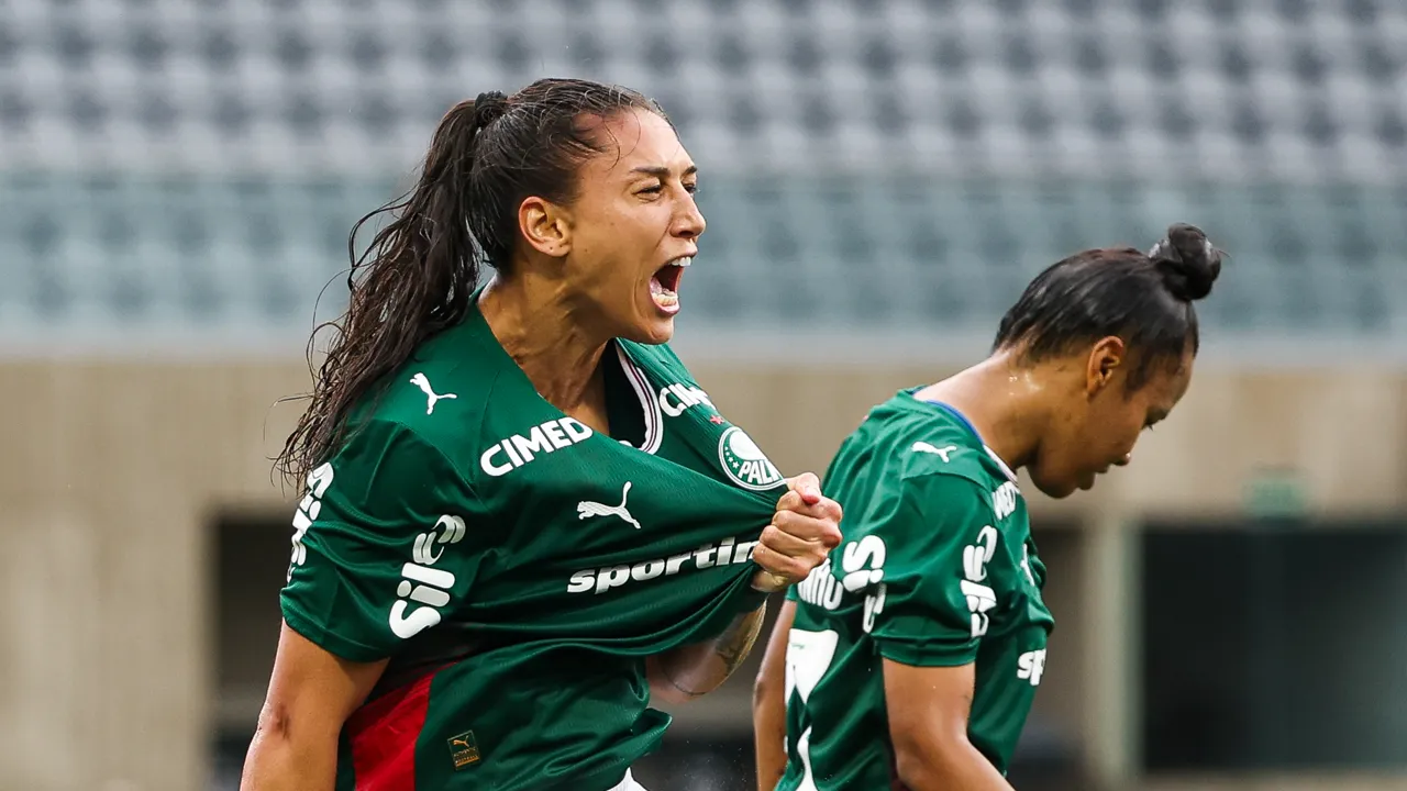 Bia Zaneratto com a camisa do Palmeiras