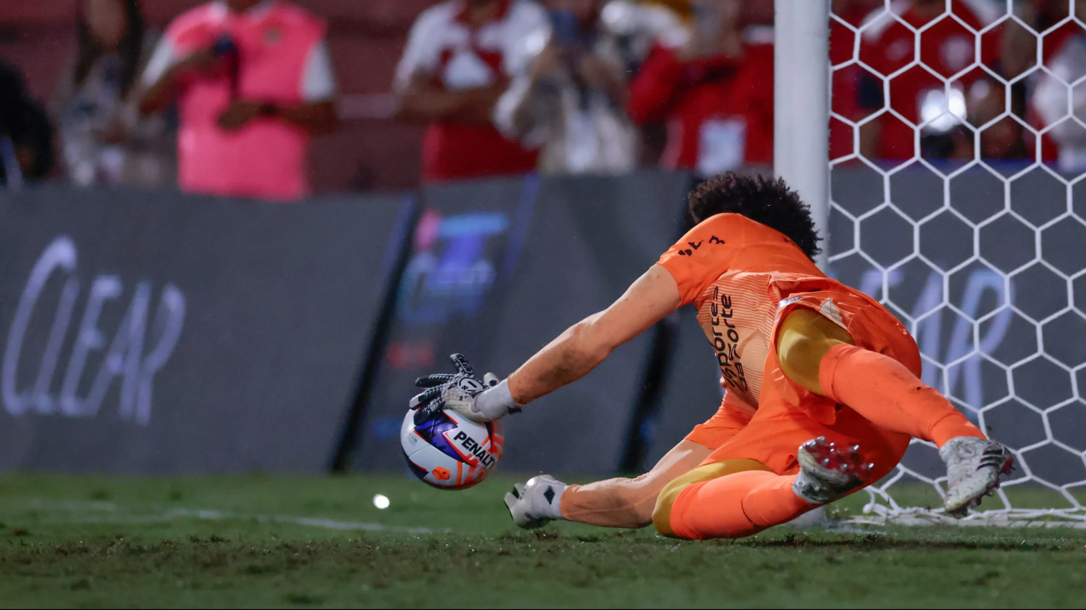 Hugo Souza foi responsável pela classificação - Foto: Marcello Zambrana/AGIF.