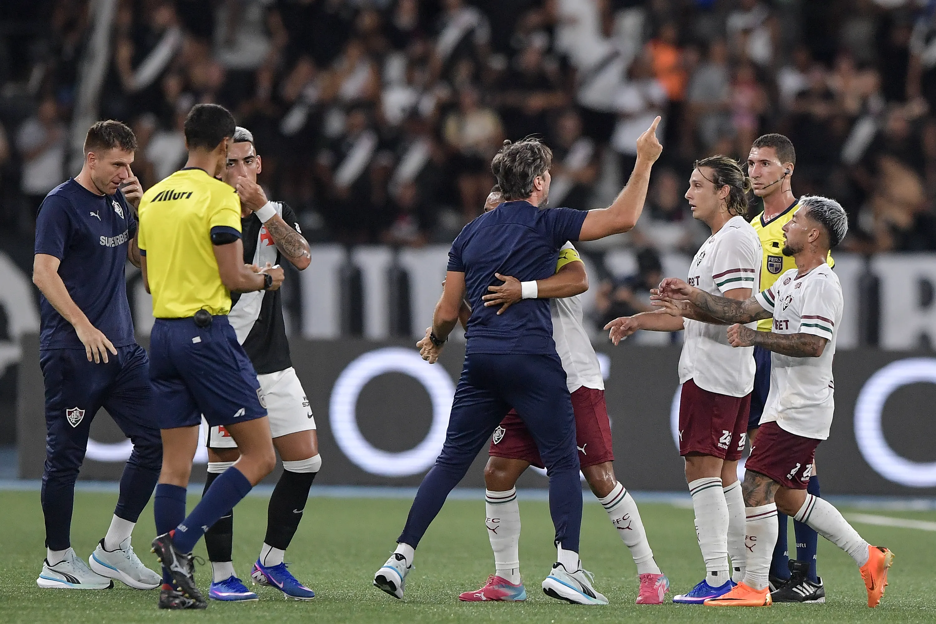 Zubeldía não se conformou com marcação de árbitro e foi para cima em clássico no fim de semana – Foto: Thiago Ribeiro/AGIF