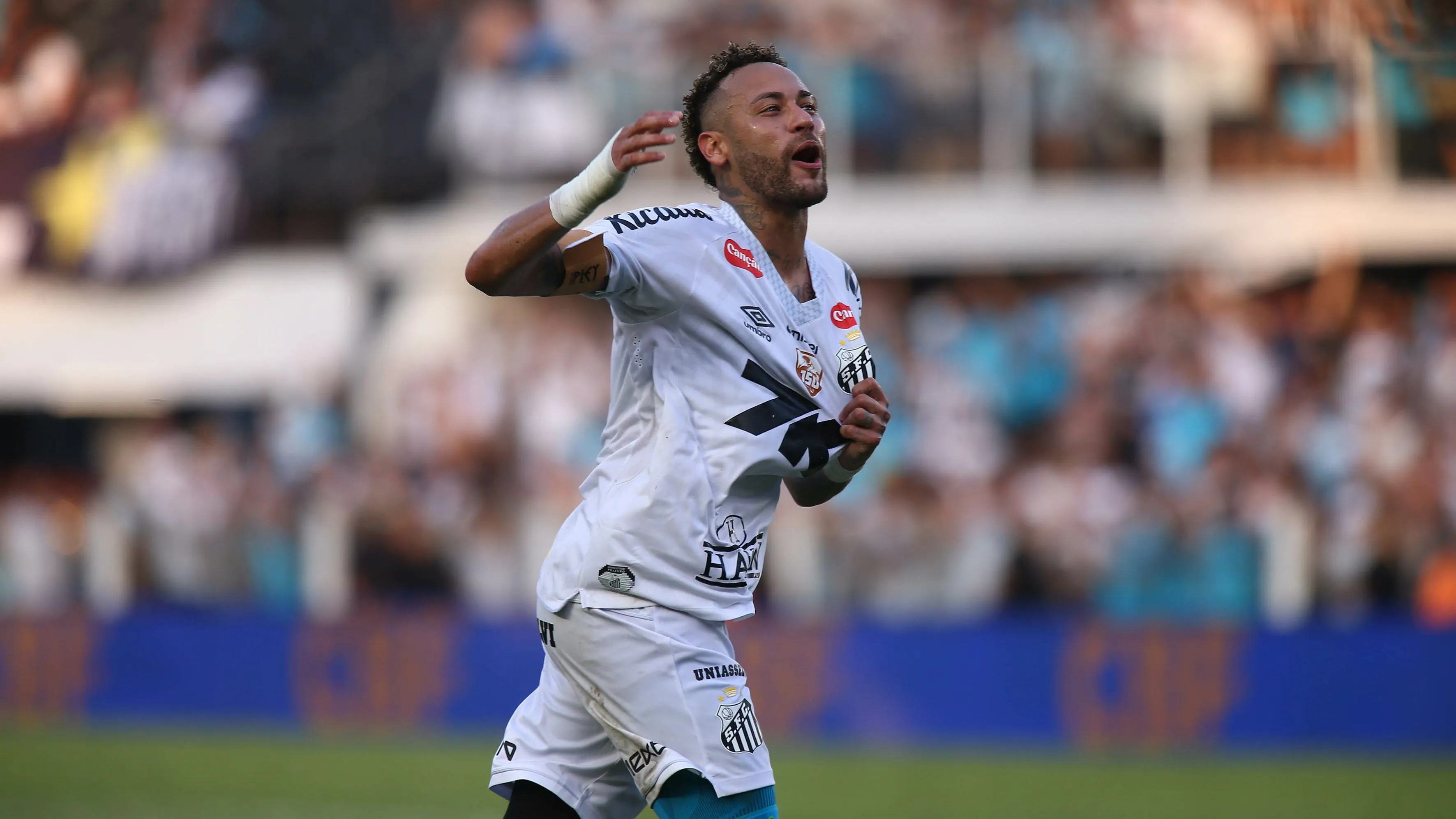 SP – SANTOS – 07/12/2025 – BRASILEIRO A 2025, SANTOS X CRUZEIRO – Neymar Jogadore do Santos comemoram vitoria ao final da partida contra o Cruzeiro no estadio Vila Belmiro pelo campeonato Brasileiro A 2025. Foto: Mauricio De Souza/AGIF