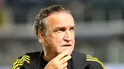 Cuca antes de partida na Vila Belmiro.