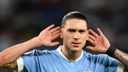 Darwin Núñez em campo com a camisa do Uruguai.