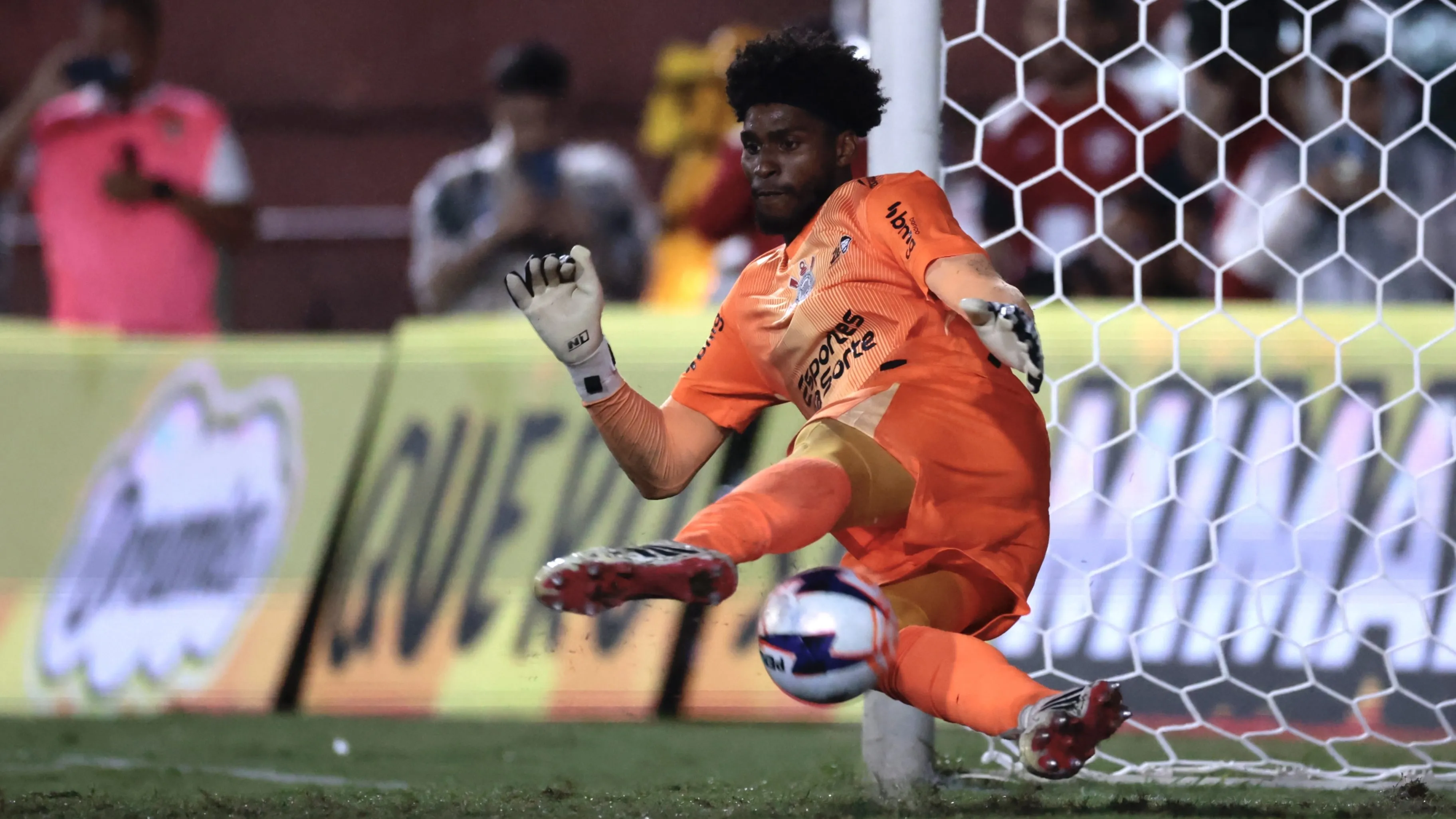 Hugo Souza goleiro do Corinthians durante partida contra o Portuguesa Paulista no estadio Caninde pelo campeonato Paulista 2026. Foto: Marcello Zambrana/AGIF