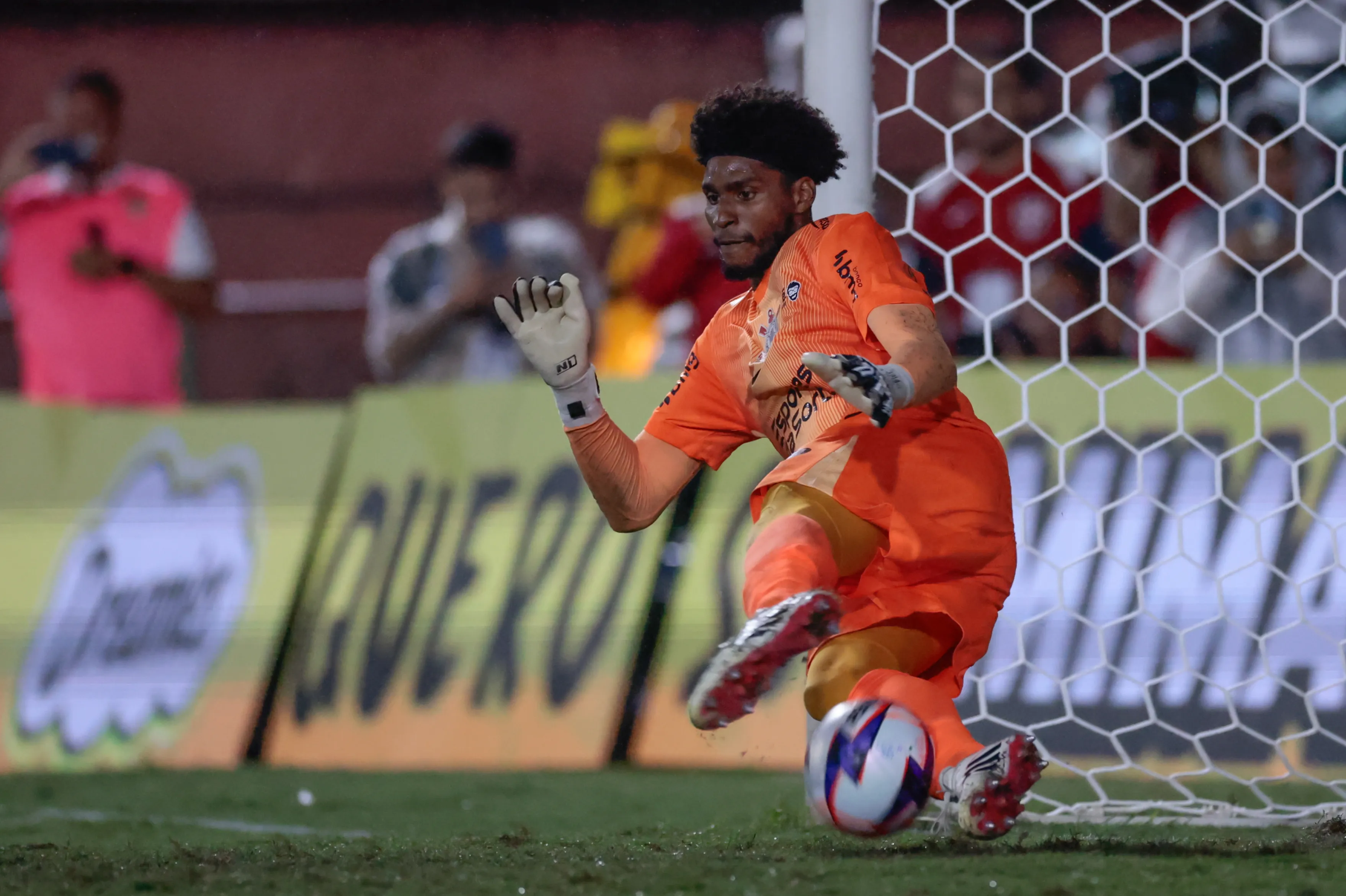 Hugo Souza foi o herói da classificação ao defender pênaltis decisivos contra a Portuguesa. Foto: Marcello Zambrana/AGIF
