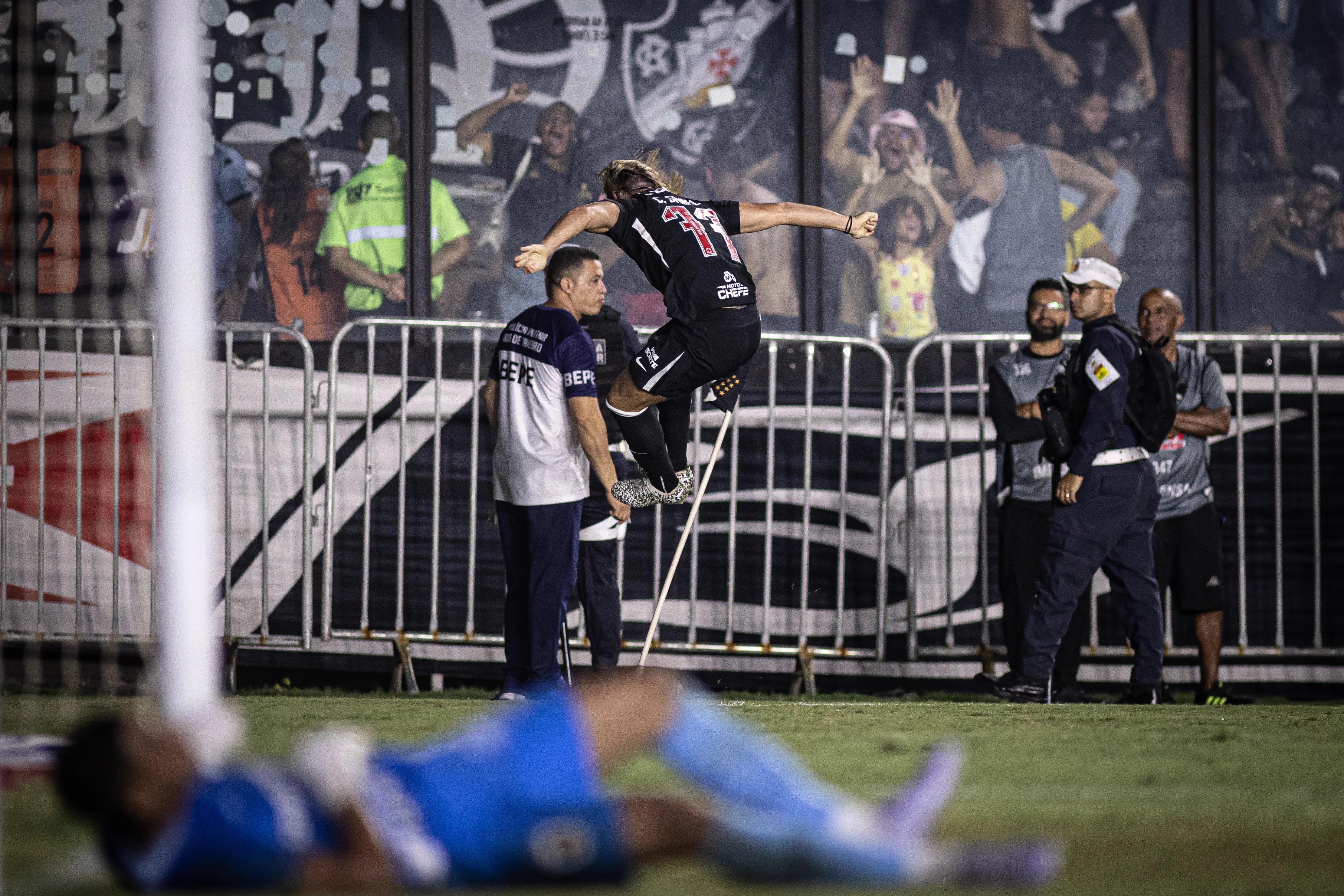 Spinelli comemorando seu gol com a torcida do Vasco em São Januário. Fotos: Matheus Lima/Vasco.