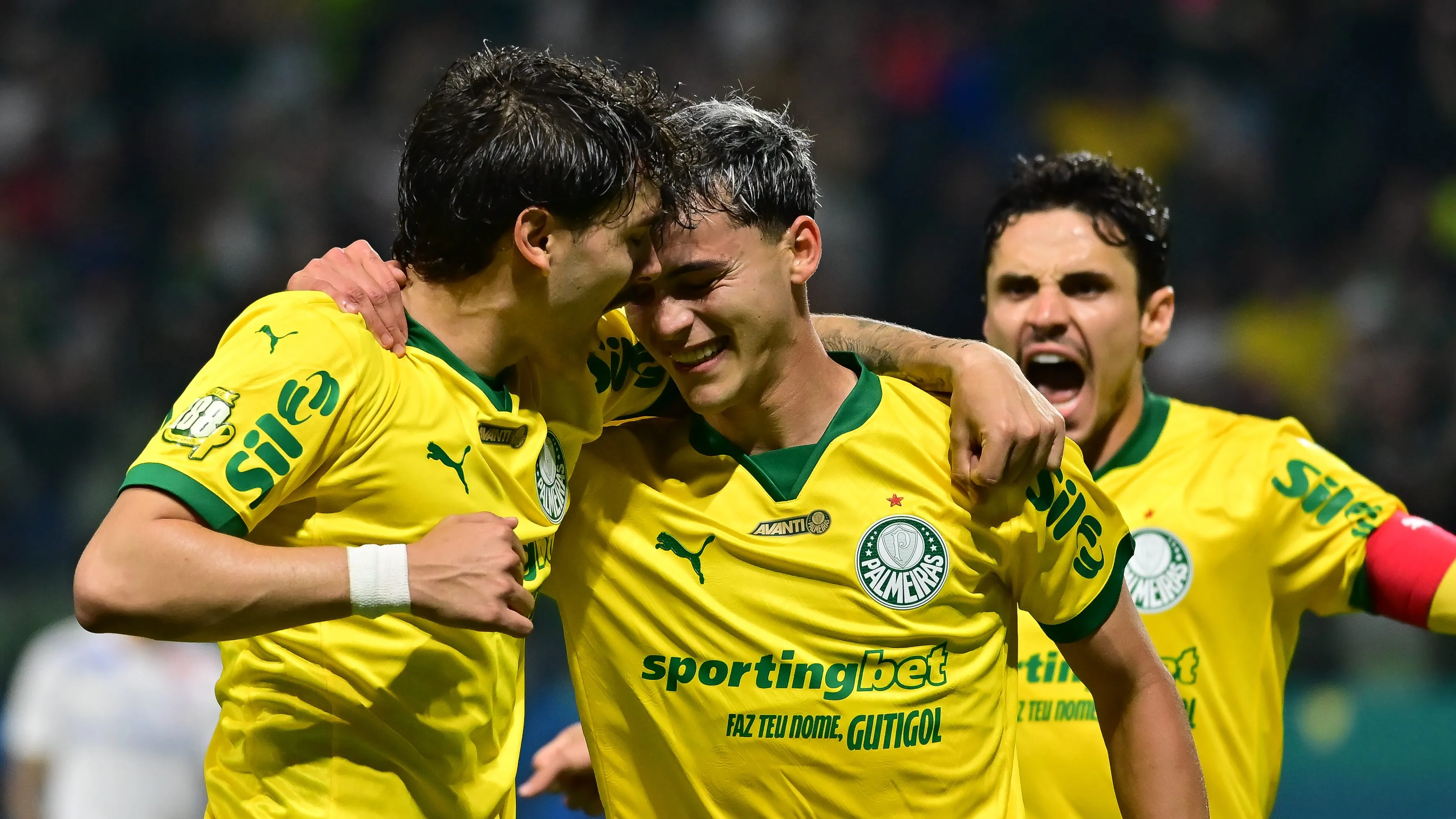Ramón Sosa jogador do Palmeiras comemora seu gol com jogadores do seu time durante partida contra o Fortaleza no estadio Arena Allianz Parque pelo campeonato Brasileiro A 2025. Foto: Jota Erre/AGIF