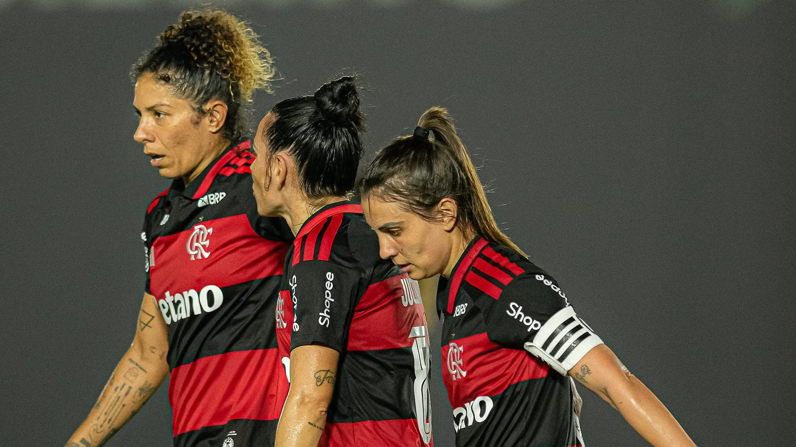 Cristiane e jogadoras do Flamengo em campo