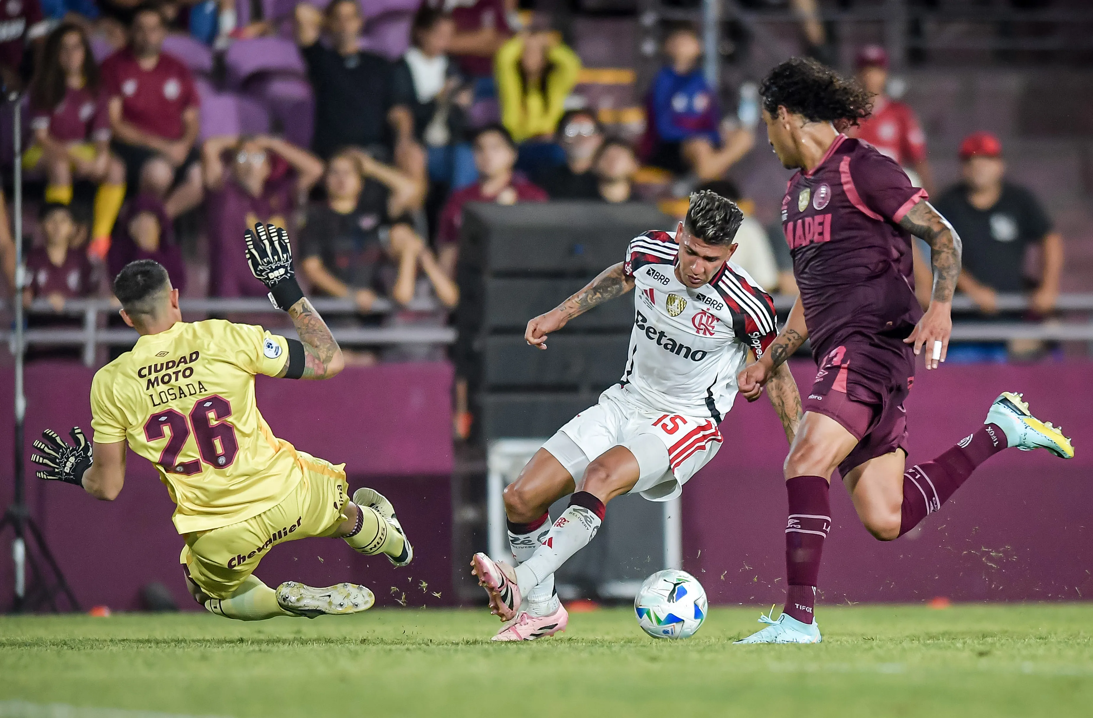 Na Argentina, Filipe Luís colocou um Flamengo sem centroavante. Foto: Marcelo Endelli/Getty Images.