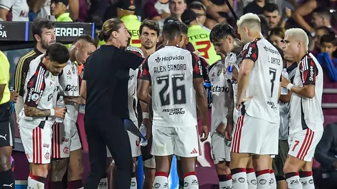 Filipe Luís tende a mudar o time após derrota para o Lanús, na Argentina.