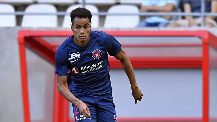 Paulinho, atuando como lateral do Midtjylland, pelo campeonato dinamarquês (Foto: Aurelien Meunier/Getty Images for FC Midtjylland)