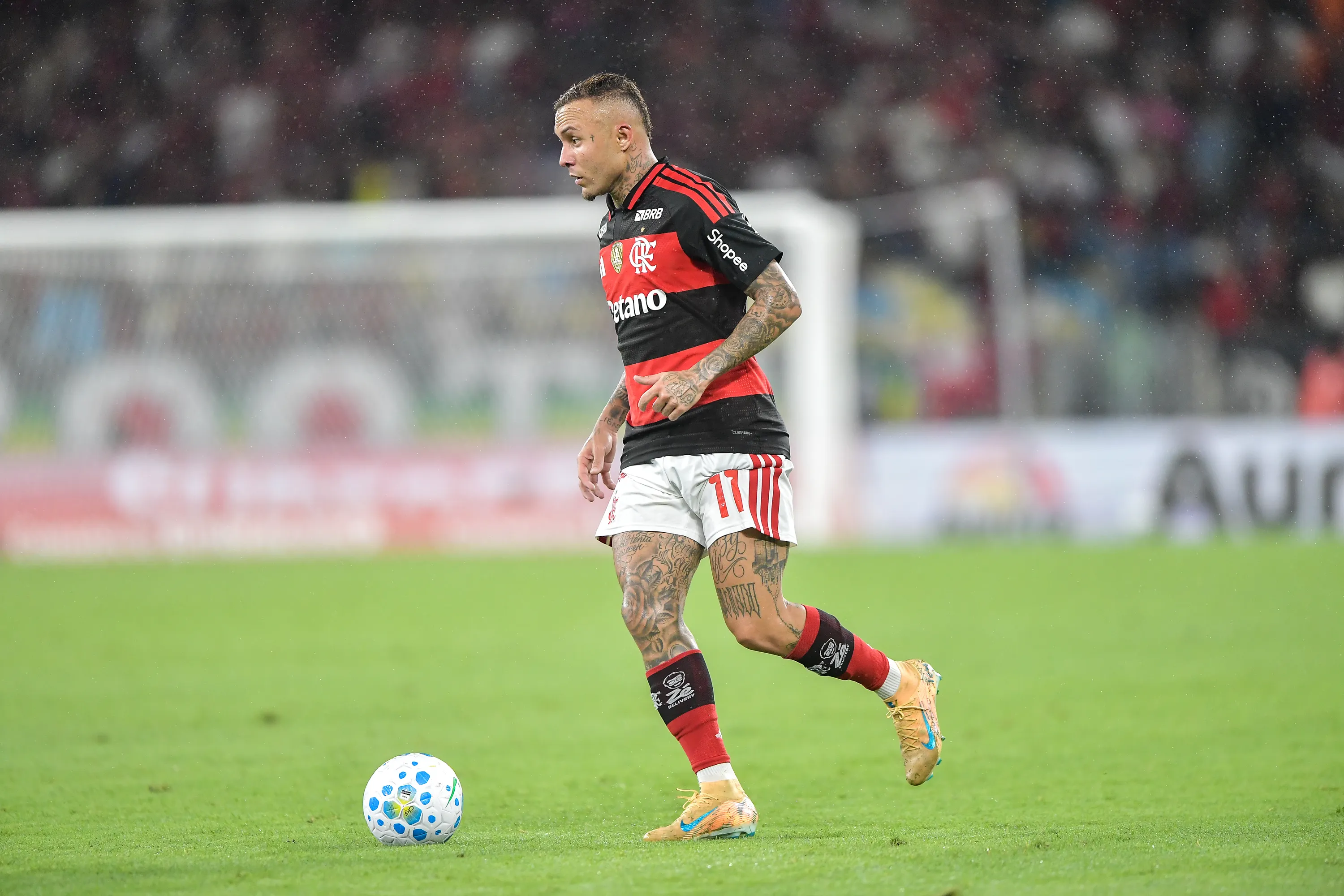 Everton Cebolinha jogador do Flamengo durante partida contra o Internacional. Foto: Thiago Ribeiro/AGIF