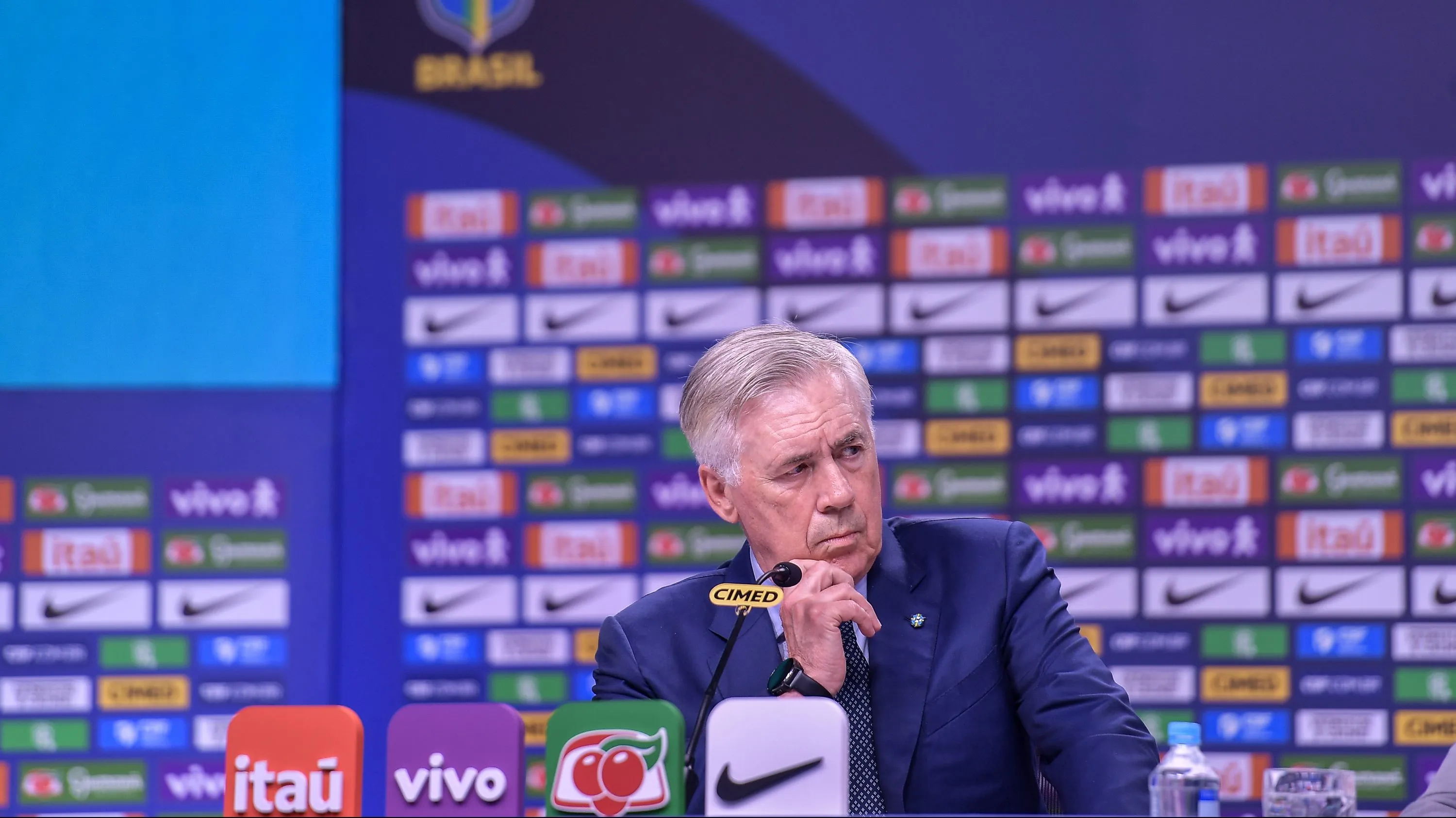 Carlo Ancelotti tecnico da Selecao Brasileira durante convocacao para as Eliminatorias da Copa do Mundo de 2026, evento realizado na CBF no Rio de Janeiro, nesta segunda (25). Foto: Thiago Ribeiro/AGIF