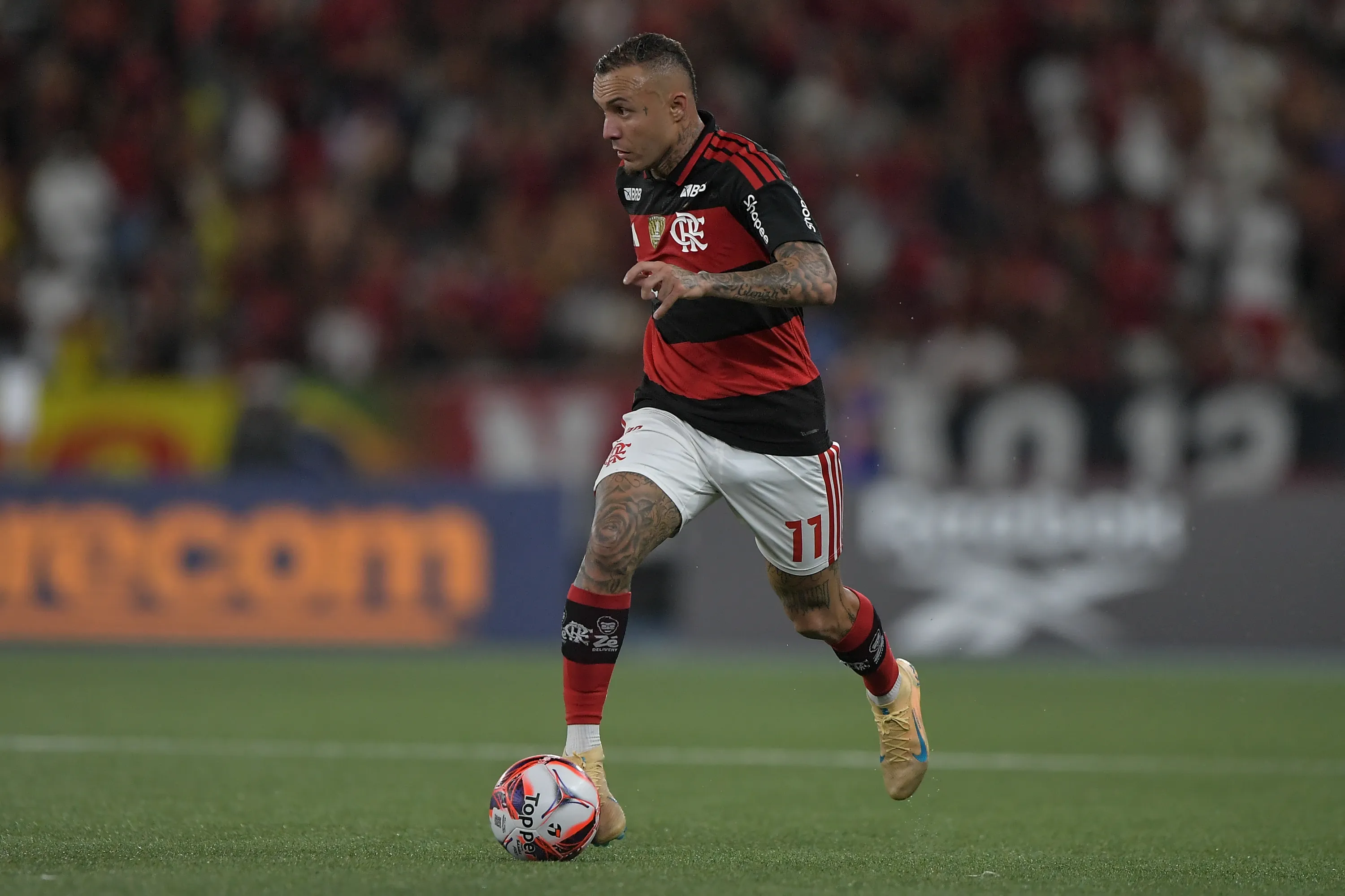 Cebolinha vem disputando posição com Samuel Lino no Flamengo. Foto: Thiago Ribeiro/AGIF