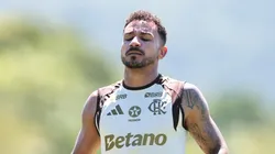 Danilo durante treinamento no Ninho do Urubu