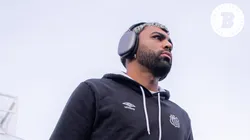 Gabigol jogador do Santos durante viagem
