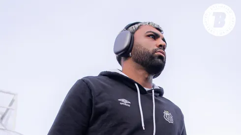Gabigol jogador do Santos durante viagem