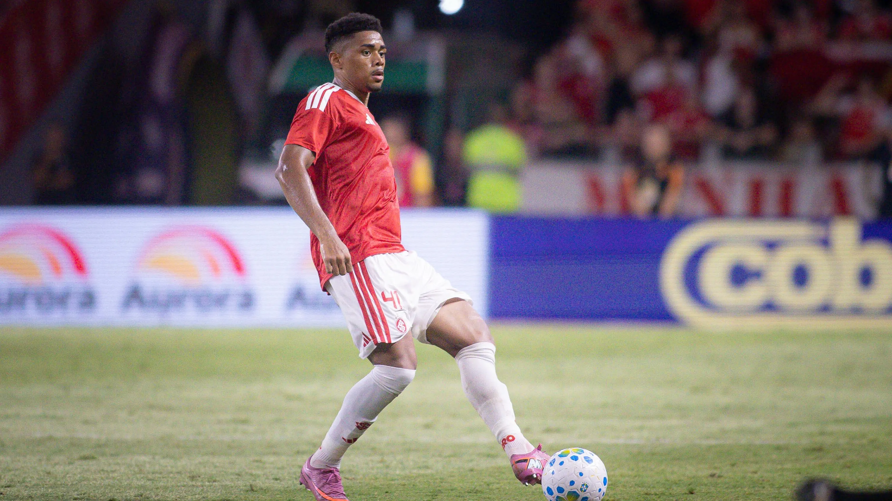 Victor Gabriel em ação pelo Colorado – Foto: Maxi Franzoi/AGIF