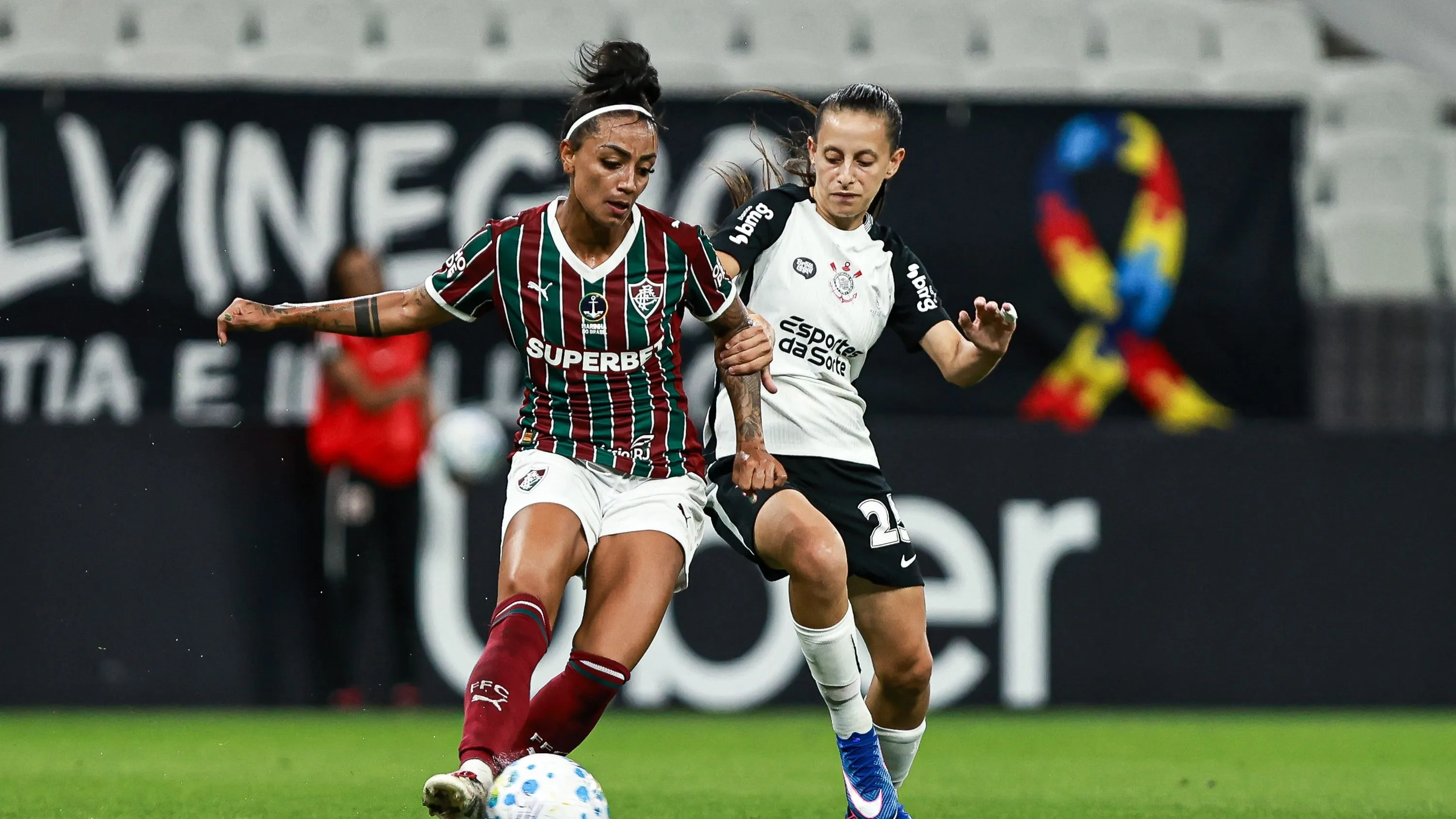 Belén Aquino em dividida com atleta do Fluminense